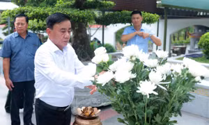 Thường trực Ban Bí thư Trần Cẩm Tú dâng hương tại Ngã ba Đồng Lộc