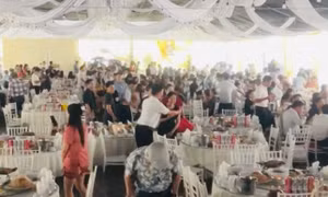Hàng trăm khách lội nước tới dự tiệc cưới.