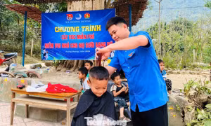 Tuổi trẻ Nghệ An vào bản làng cắt tóc miễn phí cho trẻ em vui xuân đón Tết