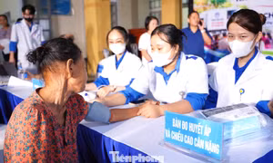 Khám bệnh miễn phí cho 2.000 người cao tuổi ở Nghệ An bằng công nghệ AI