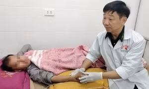 Bác sĩ quân y dùng bài thuốc 'độc' cứu sống người đàn ông ăn lá ngón tự tử