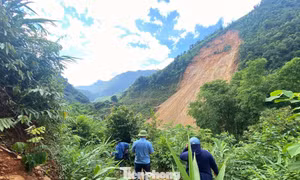 Núi nứt dài 1km đe dọa an toàn 61 hộ dân