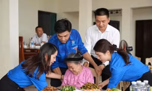 Bữa cơm ấm tình của tuổi trẻ Thanh Hóa với mẹ Việt Nam Anh hùng 97 tuổi