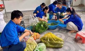 ‘Áo xanh’ vào bếp nấu những bữa cơm nghĩa tình cho sĩ tử