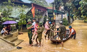 Thanh Hóa: Công an gặt lúa, đưa dân đi sơ tán trước giờ bão Bualoi đổ bộ