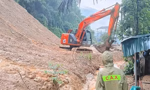 Núi nứt sau mưa lớn, nhiều hộ dân Thanh Hóa phải di dời khẩn cấp