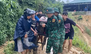 Hình ảnh công an, biên phòng căng mình di dời dân khỏi vùng sạt lở