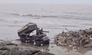 Đánh ô tô chở rác ra bờ biển nổi tiếng đổ giữa ban ngày 