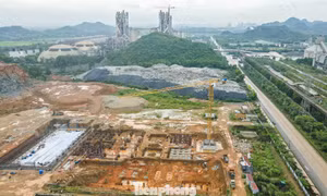 Nhà máy điện rác 90 triệu USD ì ạch hai thập kỷ bên 'núi' rác quá tải