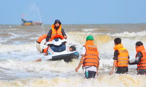 Công an diễn tập vượt sóng dữ cứu người gặp nạn trên biển Sầm Sơn
