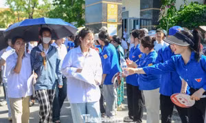‘Áo xanh’ đồng hành 51.000 sĩ tử ở Thanh Hóa vượt vũ môn