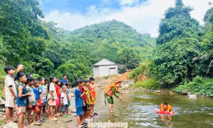 Đoàn viên, công an xuống suối dạy trẻ tập bơi