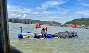 Tàu cá chìm trên đường vào bờ, 2 ngư dân được ứng cứu kịp thời