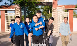 Màu áo xanh giữa mùa thi: Cõng thí sinh vào phòng thi, nấu bữa sáng miễn phí
