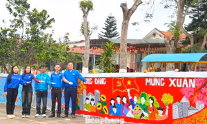 Đoàn viên thanh niên vẽ sắc xuân chào mừng thành công Đại hội XIV của Đảng