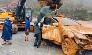 Cận cảnh hiện trường sạt lở núi nghiêm trọng vùi lấp xe bán tải, nhiều trang trại