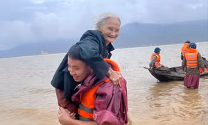 Hà Tĩnh gấp rút di dời hàng trăm hộ dân bị ngập do mưa lũ