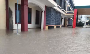 Hơn 18.000 học sinh Hà Tĩnh chưa thể đến trường do mưa lũ