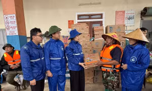 Chị Nguyễn Ny Hương - Phó Chủ tịch Uỷ ban MTTQ Việt Nam tỉnh, Bí thư Tỉnh Đoàn và anh Nguyễn Viết Hải Đăng - Phó Bí thư Tỉnh đoàn, Chủ tịch Hội đồng Đội tỉnh dẫn đầu đoàn cùng mang hơn 3 tấn nhu yếu phẩm, nước sạch hỗ trợ người dân.