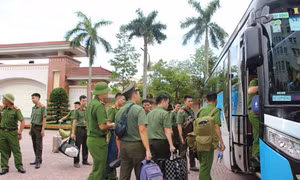 Mưa lũ tàn phá bản làng, 100 cán bộ công an Nghệ An xuất quân
