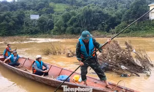 Dùng thuyền vượt lũ, đưa chuyển người và hàng hóa ra vào vùng cô lập