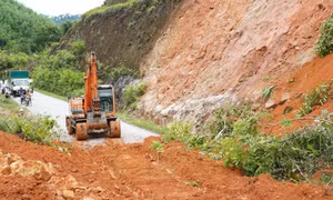 Hàng nghìn khối đất đá sạt lở khiến quốc lộ 48 bị chia cắt