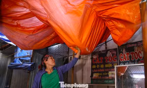 Nhiều chợ ở Nghệ An xuống cấp, tiểu thương 'vá víu' mưu sinh