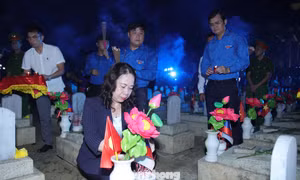 Hàng vạn người thắp sáng ngọn nến tri ân tại nghĩa trang liệt sĩ Việt - Lào