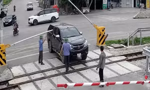 Xử phạt 19 triệu đồng, tước giấy phép lái xe nữ tài xế vượt rào chắn đường sắt