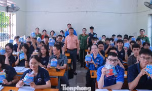 Gần 700 sĩ tử bất ngờ nhận quà tiếp sức trước ngày thi