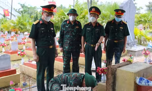 Tìm lại tên liệt sĩ giữa những hàng mộ trắng