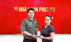 Người phụ nữ Mông 'hốt hoảng' khi nhận 200 triệu đồng từ tài khoản lạ