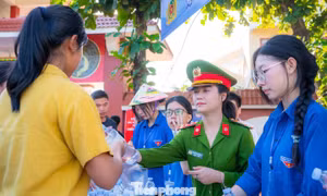 Nắng nóng gay gắt, chiến sĩ công an, thanh niên căng mình tiếp sức sĩ tử 