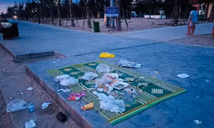Chiếu, chai nhựa và rác ngổn ngang… cạnh thùng rác trên bờ biển Cửa Lò