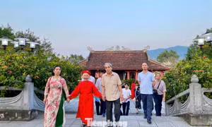 Cụ bà 95 tuổi nghẹn ngào về nơi yên nghỉ của 13 liệt sĩ ở Truông Bồn