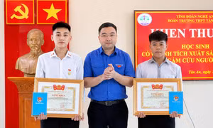 Trao huy hiệu Tuổi trẻ dũng cảm cho 2 học sinh Nghệ An