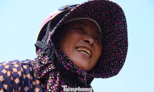 Nắng hơn 40 độ C, người lao động miệt mài mưu sinh