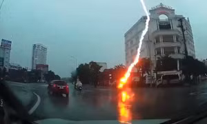 Clip sét tóe lửa đánh trúng người đi xe máy ở Nghệ An