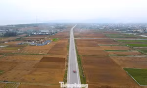 Đường thông thoáng nhưng tài xế 'mắc kẹt' vì biển báo 40km/h bủa vây