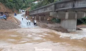Mưa lớn nước lũ lên, hàng nghìn người dân xã miền núi bị cô lập