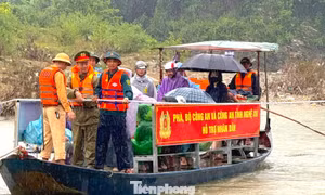 Bộ Công an, Công an Nghệ An tặng thuyền đưa người dân qua sông sau khi cầu bị lũ cuốn