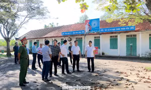 Vụ hàng trăm học sinh nghỉ học để phản đối sáp nhập: Lãnh đạo tỉnh đối thoại với phụ huynh