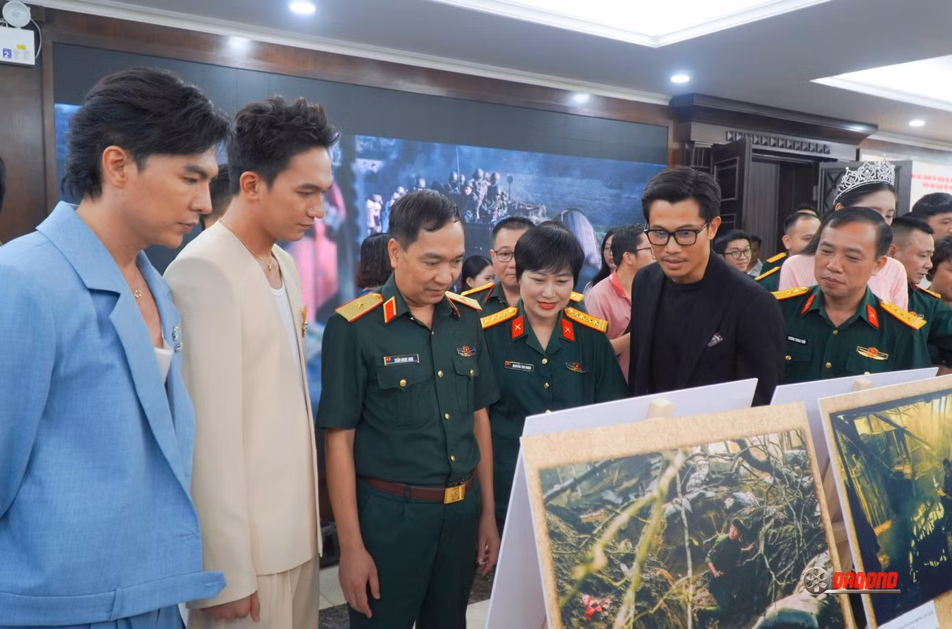 4thieu-tuong-tran-ngoc-anh-pho-bi-thu-dang-uy-co-quan-tong-cuc-chinh-tri-cuc-truong-cuc-chinh-tri-tong-cuc-chinh-tri-den-tham-quan-tai-trien-lam-anh-mua-do-1.jpg