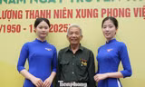 Bác Nguyễn Lam Châu - Chủ tịch Hội Cựu TNXP tỉnh Bến Tre xúc động khi xem chương trình nghệ thuật tái hiện lại những người đồng đội của mình hy sinh trên chiến trường.