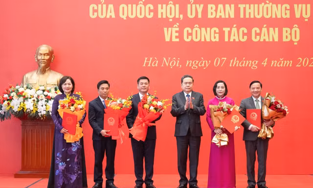 Chủ tịch Quốc hội trao các nghị quyết về công tác cán bộ