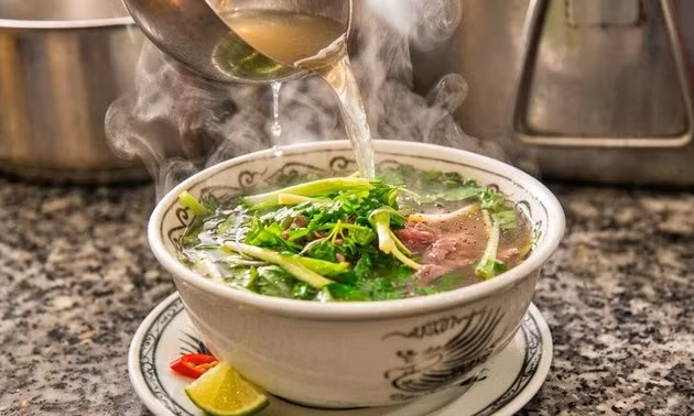 Nguy cơ tiềm ẩn khi uống cạn nước dùng trong bát phở 