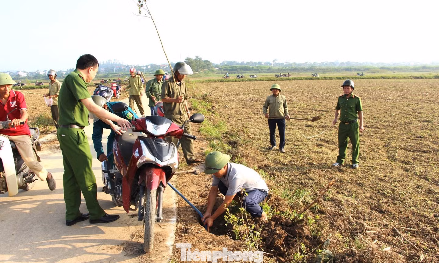 Đưa xe máy ra đồng ‘hun khói’ bắt chuột