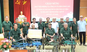 Báo Tiền Phong thăm hỏi và trao quà tri ân thương binh, người có công tại Ninh Bình, Hưng Yên