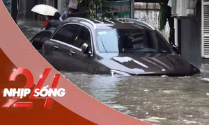 NHỊP SỐNG 24: Toàn cảnh đợt mưa dông lớn gây ngập cục bộ tại Hà Nội ngày 30/9