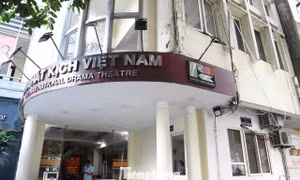 Ngự trên khu đất vàng, Nhà hát Kịch Việt Nam xập xệ, mưa dột tứ phía 